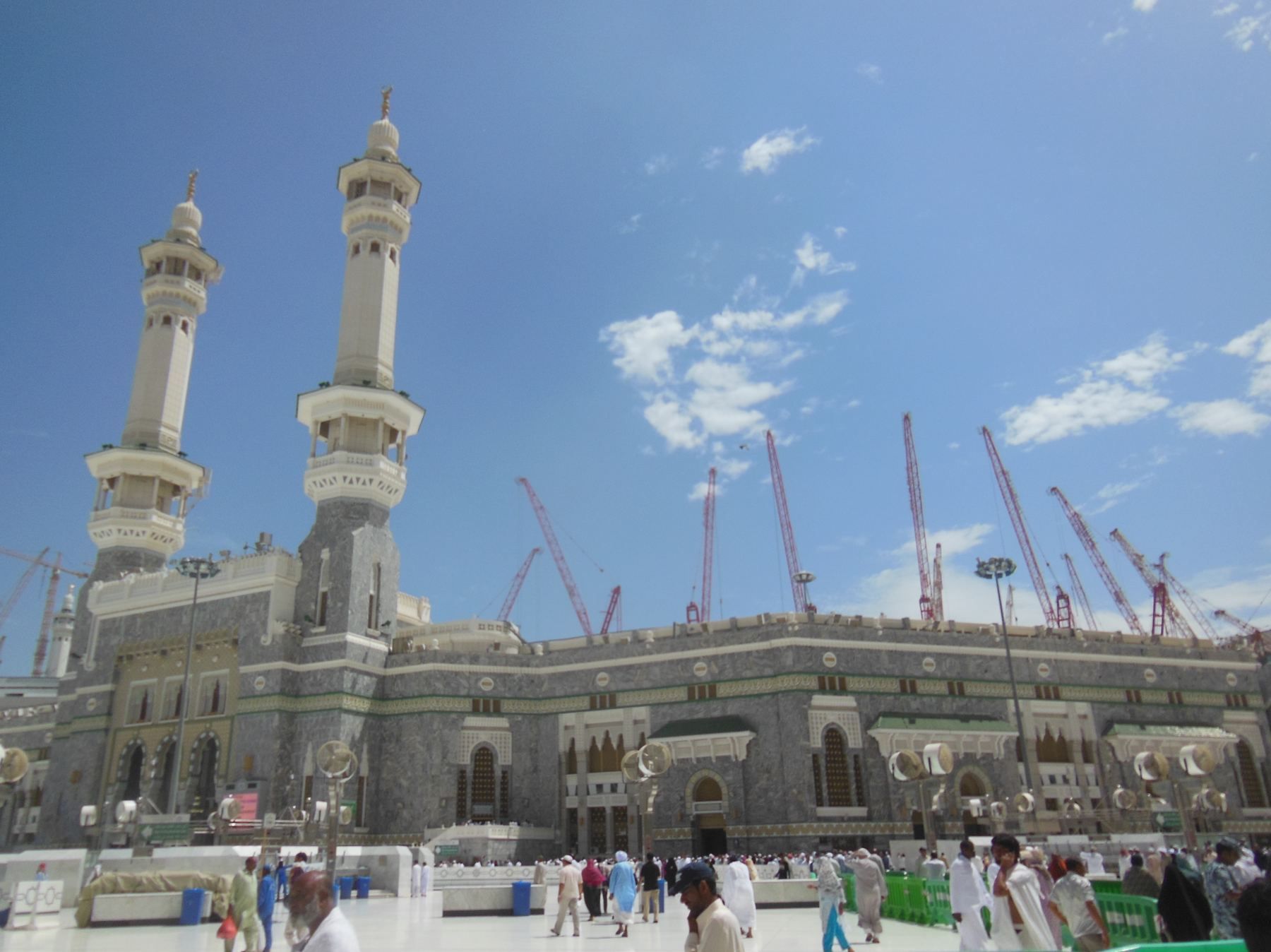 Pemandangan luar Masjidil Haram, Makkah, di bawah langit terbuka